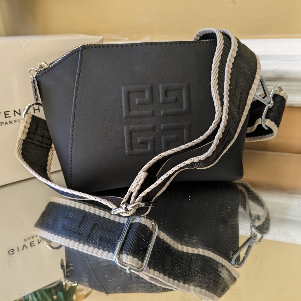 Givenchy pouch - Picture 1 of 16
